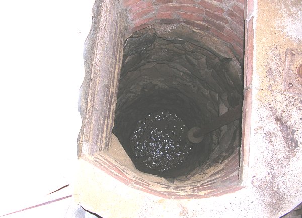 ここには井戸の中の画像があります。